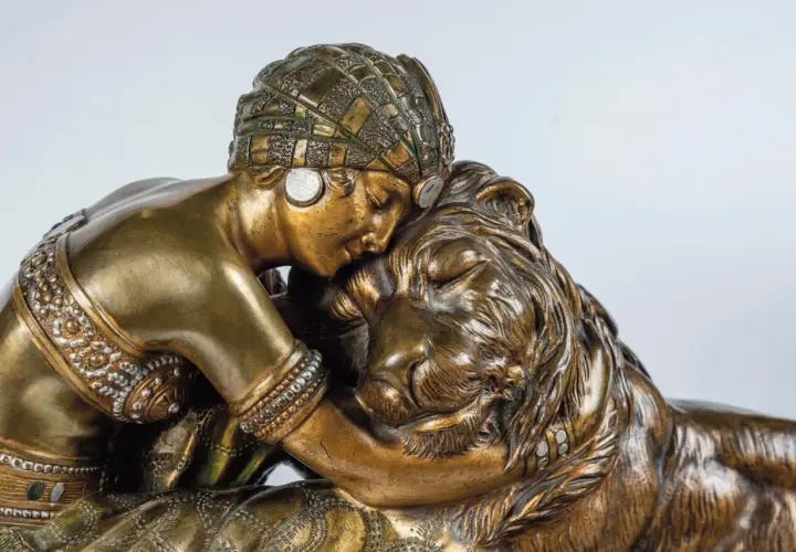 Sculpture art déco d'une femme et d'un lion, pour comment reconnaître un vrai Chiparus, observez la finesse des détails et l'émotion.