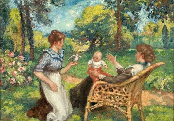 Georges d'Espagnat peint une scène idyllique : une femme agenouillée présente un oiseau à un bébé, tandis qu'une autre femme est assise dans un fauteuil en rotin.