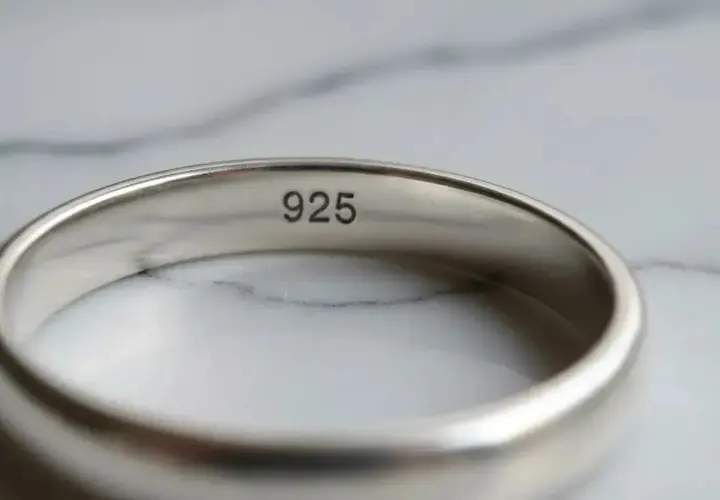 Bague en argent avec le poinçon "925", une indication clé pour comment reconnaitre de l'argent sterling.