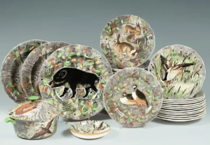 Assiette en faïence de Gien ancienne décorée de scènes de chasse : sanglier, lièvres, canards.