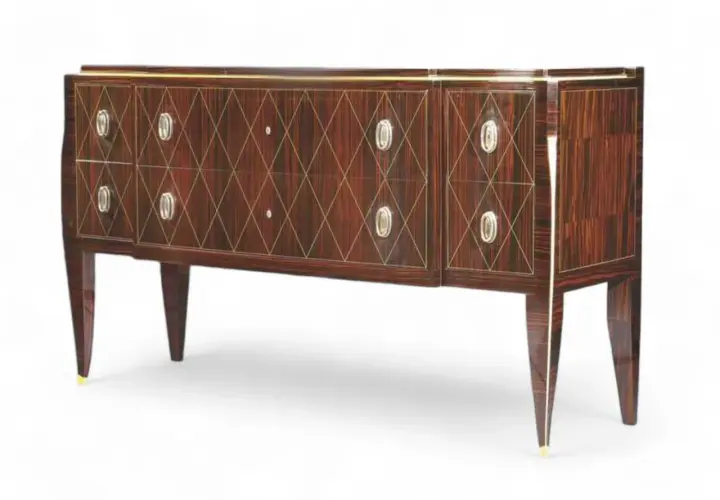 Commode Art Déco en palissandre, signée Jacques Émile Ruhlmann, avec incrustations géométriques dorées et poignées ovales.