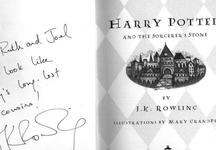 Livre Harry Potter dédicacé à Ruth et Joel, soulignant la valeur sentimentale d'un livre dédicacé. L'inscription fait référence à leur ressemblance avec les cousins de Harry.