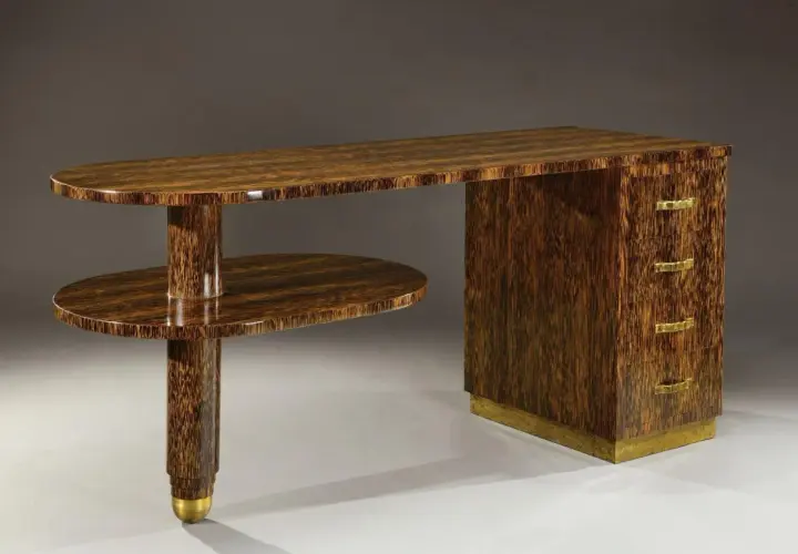 Bureau Art Déco en palissandre, design René Prou, avec ses lignes courbes et ses poignées en laiton.