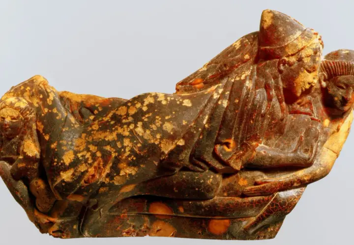 Sculpture antique en ambre, représentant des figures humaines entrelacées. Le prix de l'ambre pour de telles pièces est souvent élevé.