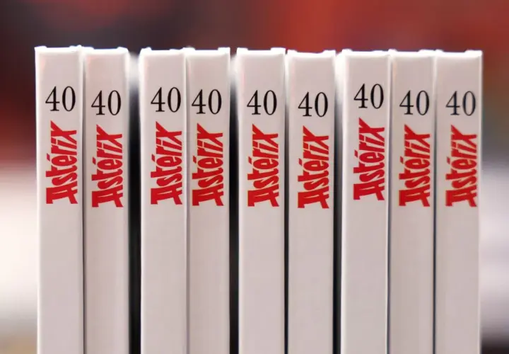 Rangée de livres Astérix blancs avec le numéro 40 et le nom "Astérix" en rouge.
