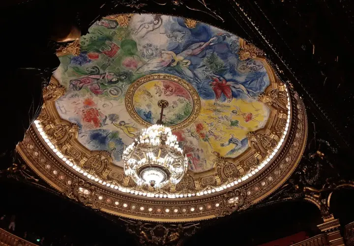 Le plafond de l'Opéra Garnier, orné des œuvres d'art de Marc Chagall, est illuminé par un lustre majestueux.