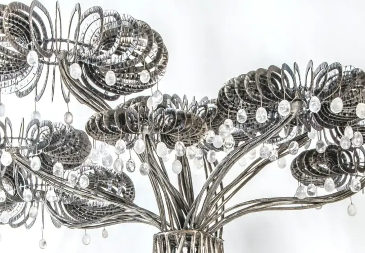 Arbre sculptural en métal argenté, orné de cristaux, œuvre de Sylvain Subervie.