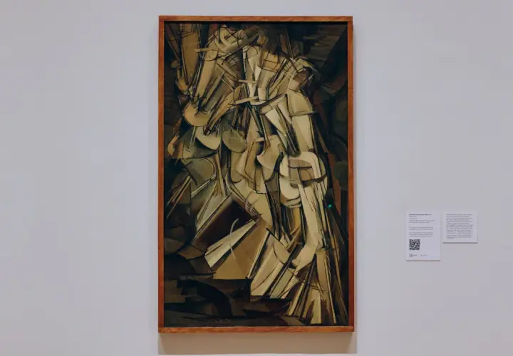 Nu descendant un escalier, une des œuvres d'art de Marcel Duchamp, capture le mouvement fragmenté d'une figure sur des marches.