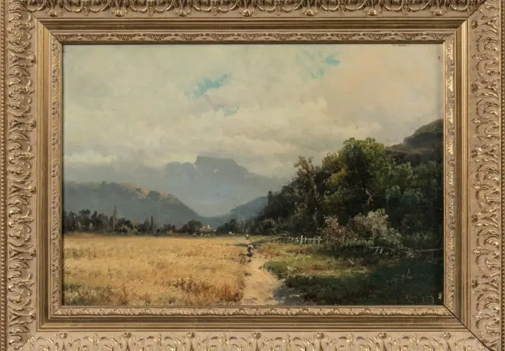 Paysage champêtre avec un champ de blé doré, des montagnes en arrière-plan, et des figures humaines. Une œuvre du peintre Godchaux.