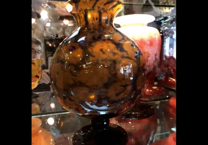 Vase en verre marbré brun et noir, une pièce unique pour une estimation vase Schneider.