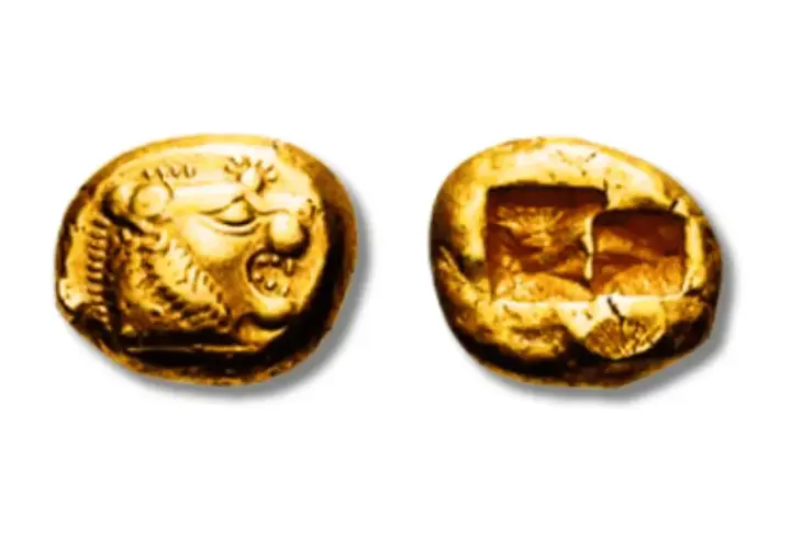 Deux pièces anciennes, l'une avec une tête de lion, l'autre avec des carrés, témoignent de la valeur d'un objet en cuivre.