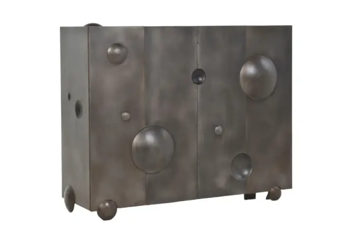 Commode en métal patiné, œuvre de Mattia Bonetti, aux formes cubiques et sphériques, évoquant un fromage ou une planète.