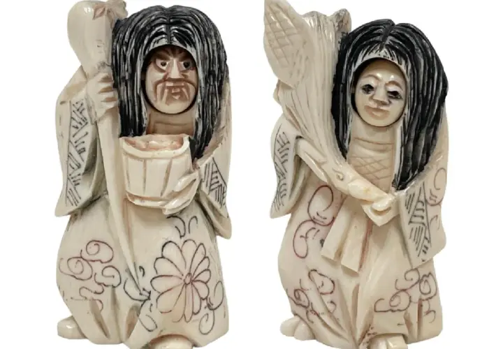 Deux netsuke en ivoire, l'un tenant un seau, l'autre une botte de riz. Estimation de ces pièces d'art.