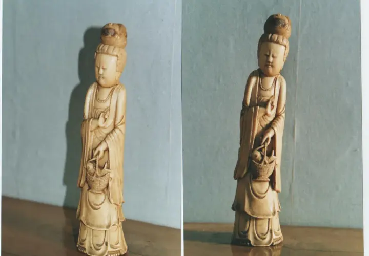 Deux statuettes en ivoire, représentant une femme tenant un panier de poissons. La finesse de la statuette ivoire est remarquable.