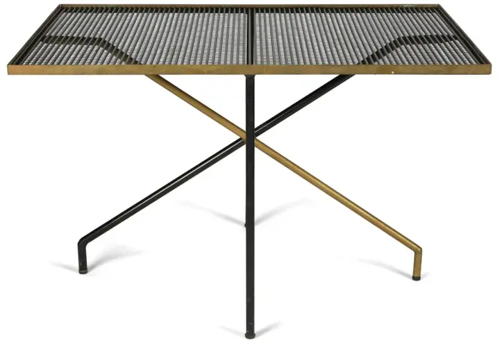 Table basse iconique de Mathieu Mategot, plateau en métal perforé et piètement croisé en métal noir et laiton.