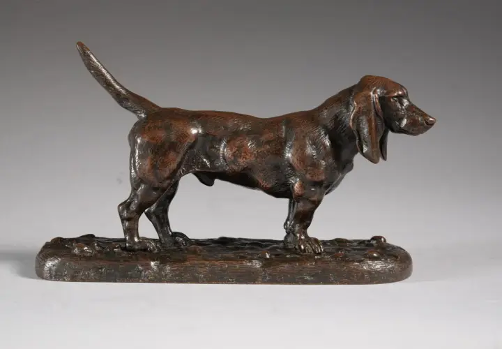 Sculpture en bronze d'un chien basset hound, œuvre du sculpteur Barye, avec sa signature discrète.