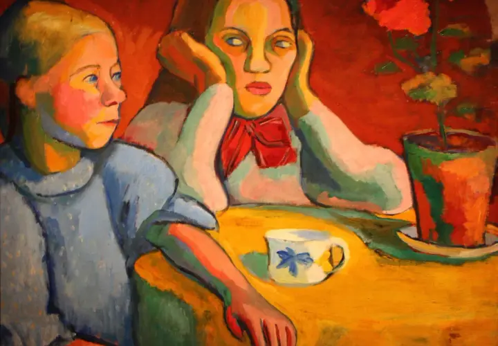 Portrait de deux jeunes femmes, peut-être Sonia et Robert Delaunay, assises à une table jaune avec une tasse et une plante.