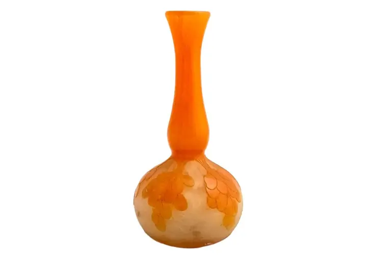 Un vase en verre orange et blanc, orné de motifs floraux délicats, un véritable verre français signature.