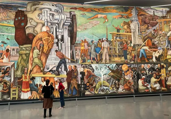 La fresque monumentale "Man at the Crossroads" de Diego Rivera, une peinture célébrant l'industrie et le progrès, avec des scènes de travail et de vie.