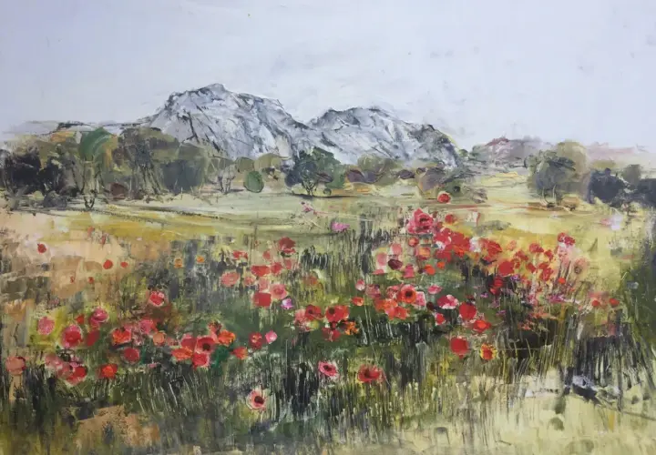Champ de coquelicots éclatants sous un ciel gris, avec des montagnes rocheuses en arrière-plan. Une œuvre de Michel Jouenne.