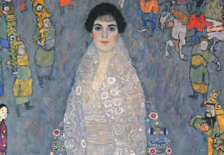 Portrait d'une femme par Gustav Klimt, entourée de figures colorées rappelant des œuvres d'art asiatiques.