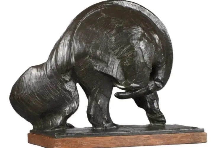 Sculpture en bronze d'un ours se grattant, œuvre témoignant du savoir-faire des fondeurs de bronze.