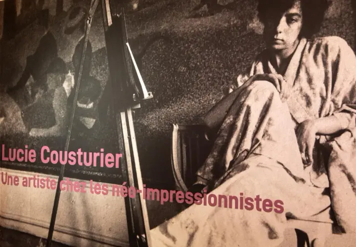 Lucie Cousturier, une artiste chez les néo-impressionnistes. Portrait d'une femme assise, vêtue d'une robe ample, devant un chevalet.