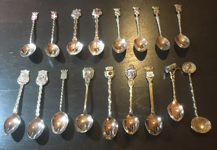 Collection de petites cuillères ornées de blasons et de couronnes, témoignant de la valeur des petites cuillères de collection.