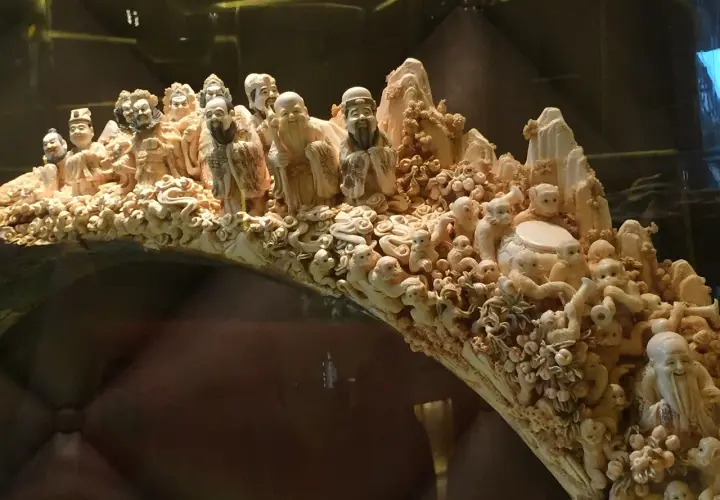 Sculpture complexe en ivoire représentant des personnages et des singes. Une idée de que faire de ses objets en ivoire.