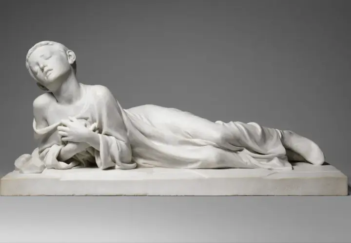 Sculpture en marbre d'une femme couchée, drapée, les yeux fermés.
