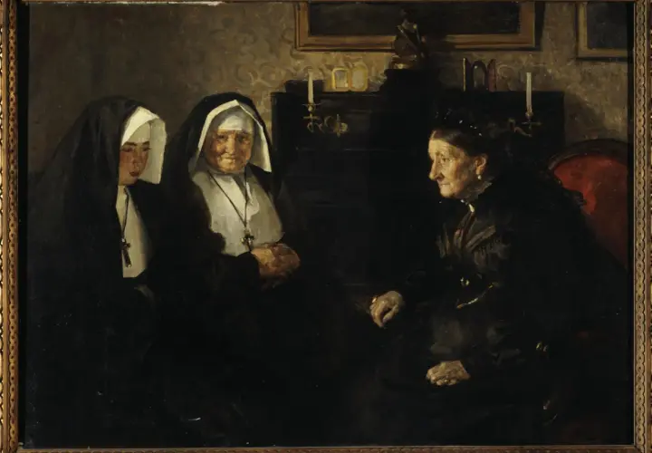 Lucien Simon dépeint trois femmes dans une pièce sombre. Deux religieuses, l'une jeune, l'autre plus âgée, sont assises à gauche. Une femme laïque, vêtue de noir, leur fait face.