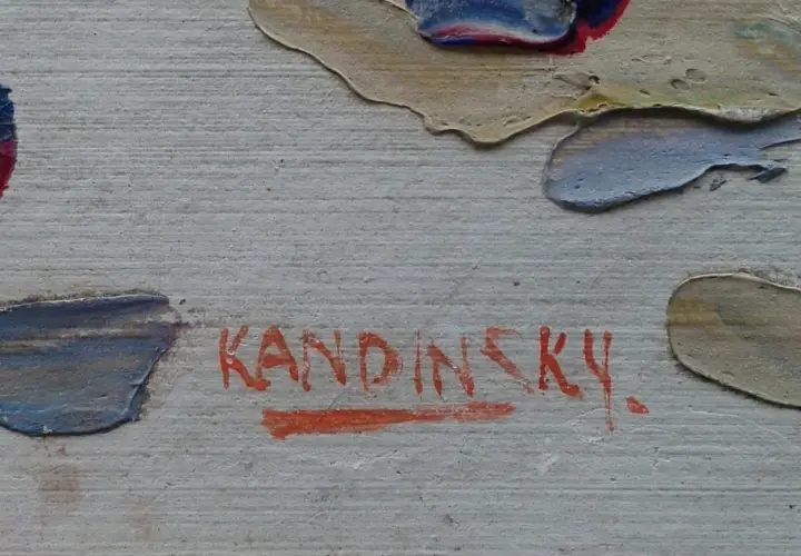 Signature Kandinsky en rouge sur une toile texturée, entourée de touches de peinture abstraite bleue, beige et rouge.