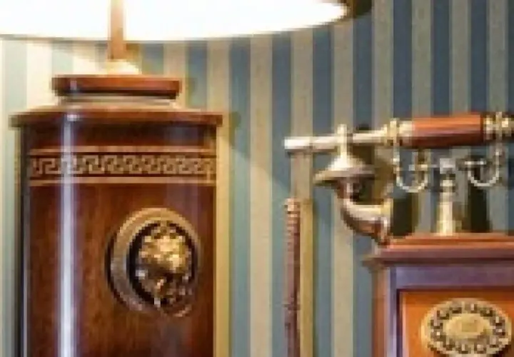Lampe et téléphone anciens en bois, décorés de motifs grecs et de médaillons. Parfait pour une vente sur catalogue d'objets de décoration vintage.