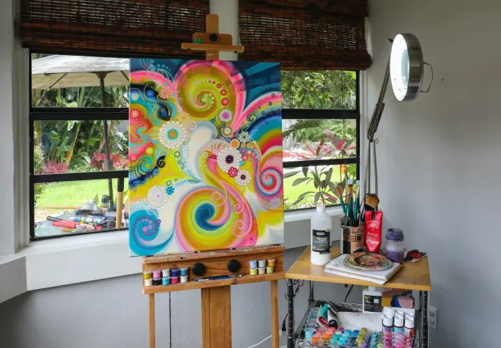 Tableau coloré sur chevalet, prêt à être vendu. L'artiste a tout le matériel pour comment vendre un tableau.