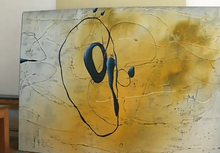 Peinture abstraite de Richard Texier, prix d'excellence. Des formes organiques bleues et noires sur un fond jaune et blanc texturé.
