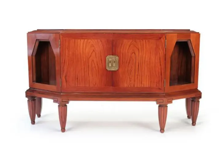 Meuble bas en bois verni, style Art Déco, avec poignée en laiton. Une pièce signée Louis Sognot, parfaite pour un intérieur élégant.