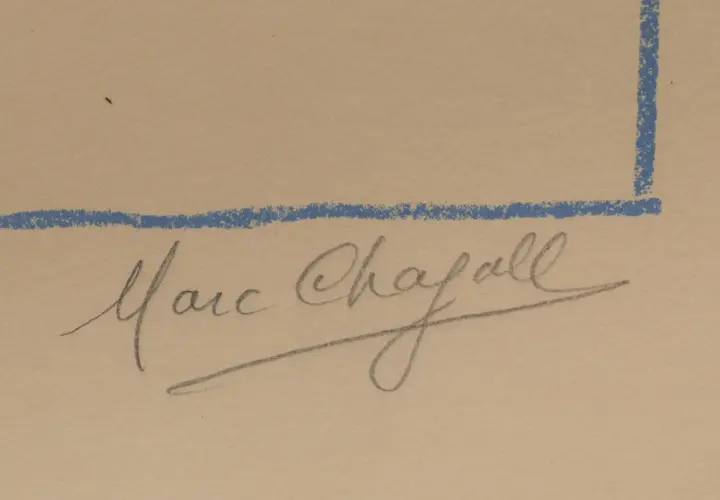 Signature manuscrite de Marc Chagall, artiste de renom, sur un fond beige avec des lignes bleues.
