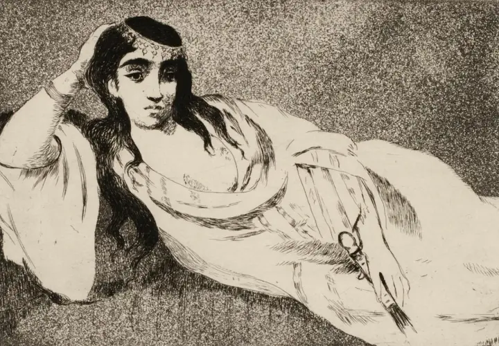 Une femme allongée, parée d'un diadème, tient un éventail. Une œuvre qui porte la signature Manet.