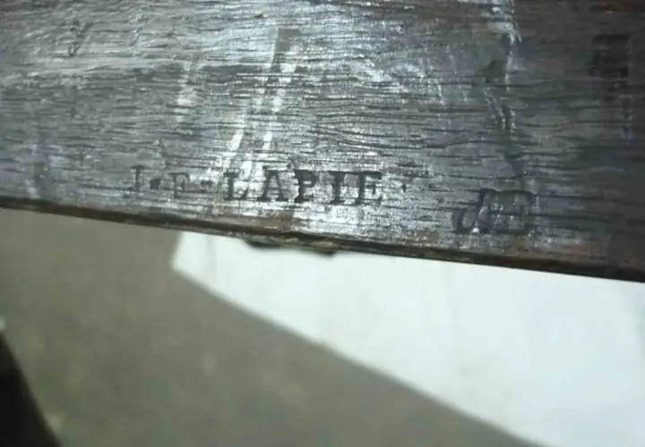 Estampille "J.F. LAPIE" sur un meuble ancien. Une liste d'estampilles de meubles peut révéler l'origine et l'artisan.