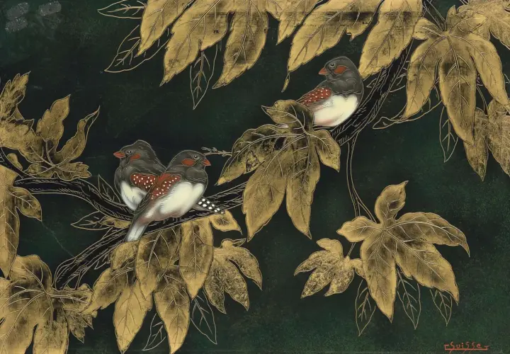 Trois oiseaux aux plumes grises et blanches, ornés de taches rouges, se posent sur une branche parmi des feuilles dorées. L'œuvre évoque un style Gaston Suisse.