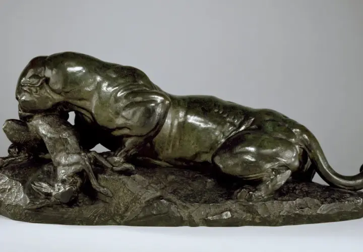 Panthère en bronze, figée dans une posture de chasse. Le bronze est il lourd, mais la sculpture dégage une impression de puissance et de grâce féline.
