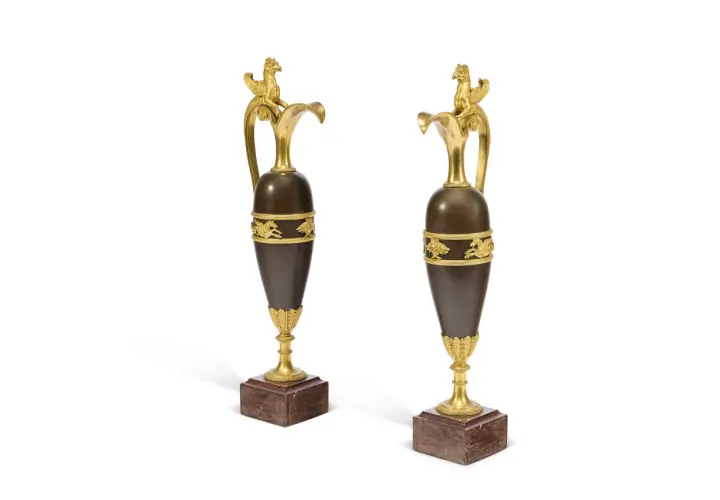 Paire de vases en bronze et or, style Empire, avec griffons et frises animalières.