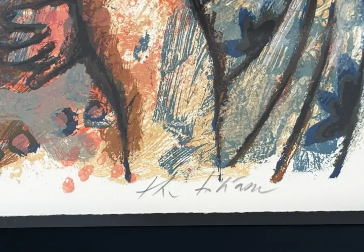 Signature de Theo Tobiasse sur une œuvre abstraite aux couleurs chaudes et froides, évoquant une scène onirique.