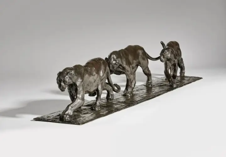 Sculpture en bronze de trois panthères en mouvement, évoquant la puissance et l'élégance. Le **Rembrandt Bugatti prix** de cette œuvre d'art est souvent élevé.