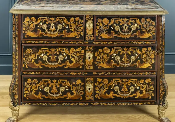 Commode ancienne ornée de marqueterie florale complexe et de pieds griffus. On dit que les meubles anciens ne valent plus rien, mais cette pièce est un chef-d'œuvre.