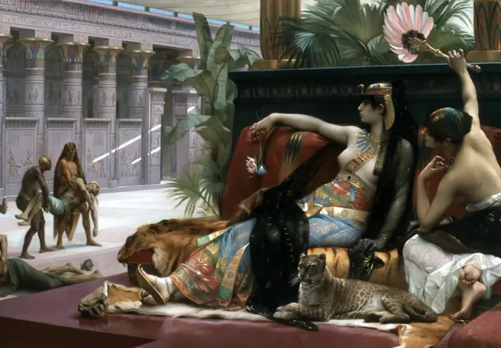 Représentation de Cléopâtre, somptueusement parée, se reposant sur un divan, entourée de serviteurs et d'un léopard.