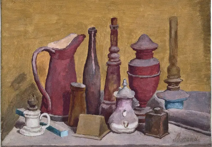 Nature morte de Morandi peintre : cruche rouge, bouteilles, pots et bougeoirs sur fond ocre.
