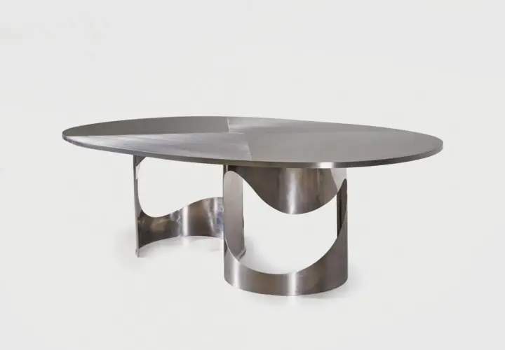 Table design by Maria Pergay, en métal brossé, aux formes organiques et sculpturales.