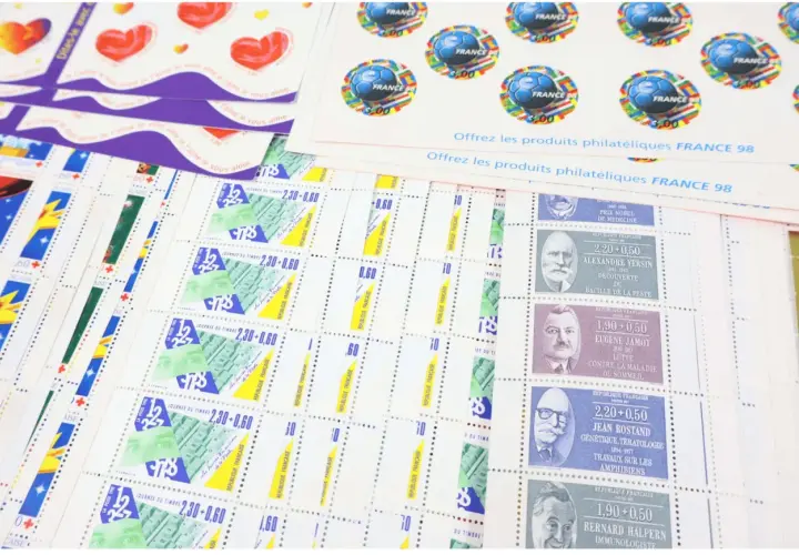 Des timbres français de collection, certains datant de 1990, montrent pourquoi les timbres de collection ne valent plus rien : leur abondance et leur production de masse.