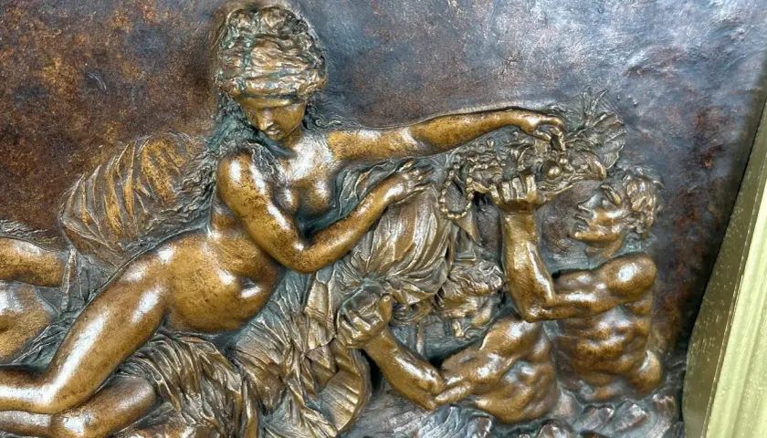 Bas-relief en bronze, une femme et des enfants dans l'eau, signature CLODION.